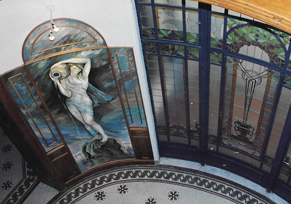 Vista del mural y el entorno<br>de vitreaux y boiserie