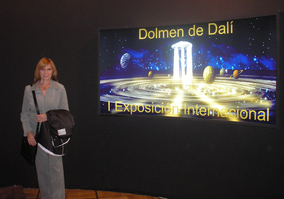 Alicia Toscano en el ingreso a la Expo Dalí<br>2008