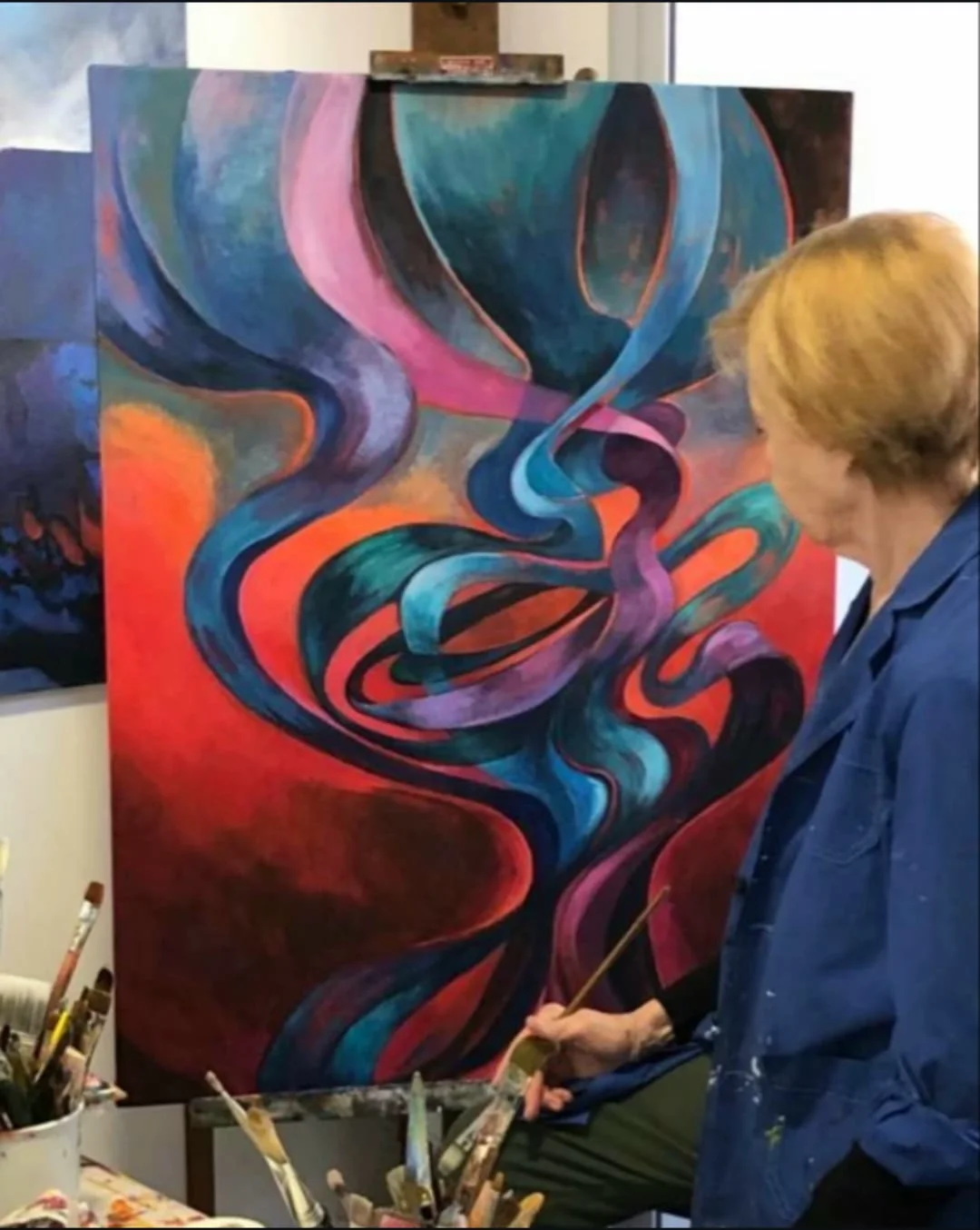 Alicia Toscano trabajando sobre una pintura