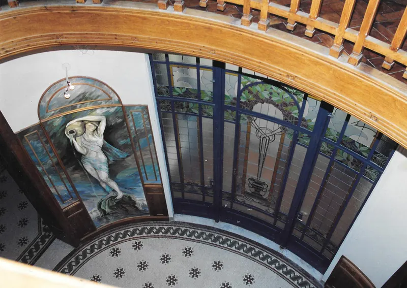 Vista del mural y el entorno, de vitreaux y boiserie