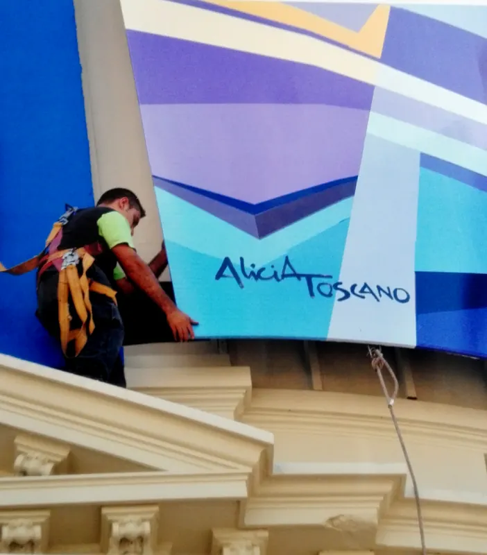 Emplazando el mural con grúa