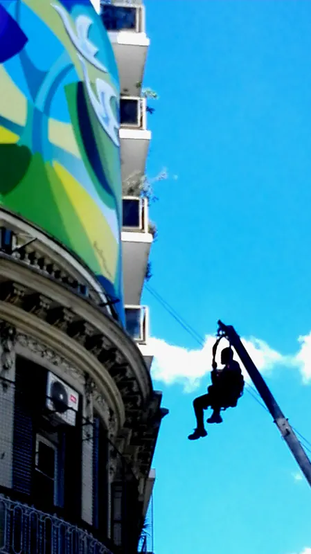 Emplazamiento del mural con grúa