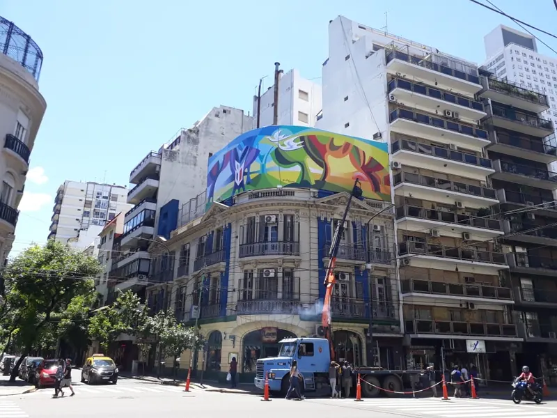 Vista de la grúa antes de cortar los ventanales