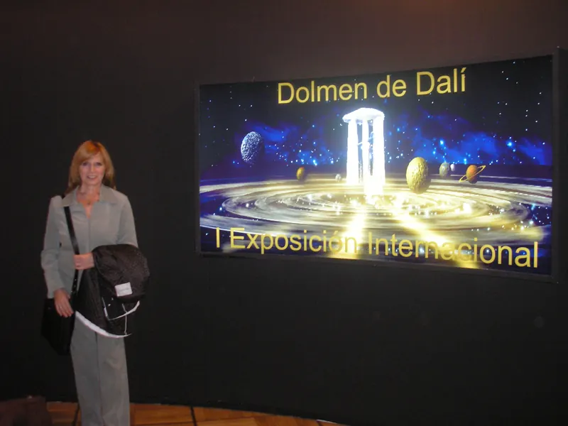 Alicia Toscano en el ingreso a la Expo Dalí, 2008