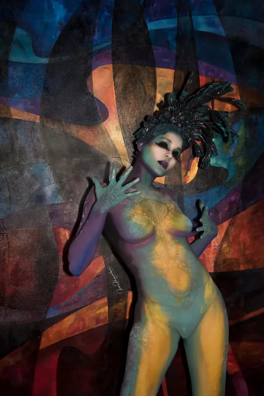 El body painting se integra a las obras de AT
